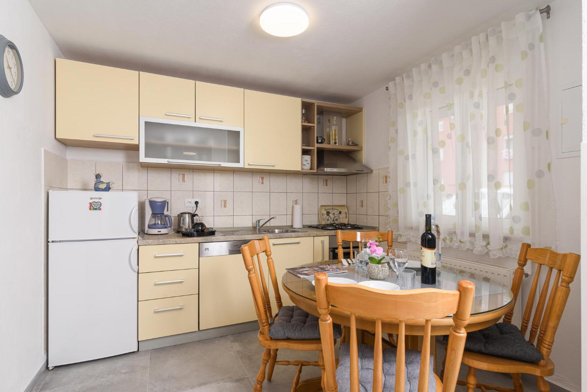 Apartman Karic โตรกีร์ ภายนอก รูปภาพ