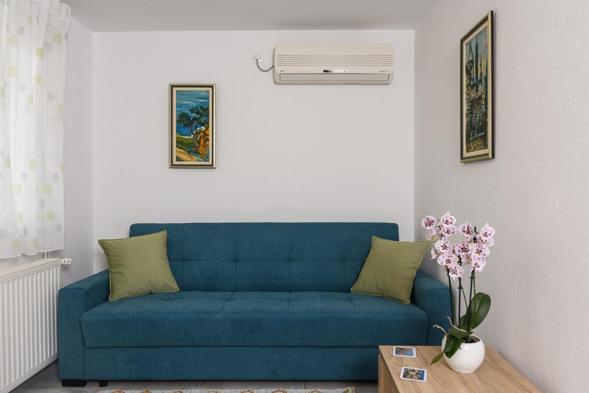 Apartman Karic โตรกีร์ ภายนอก รูปภาพ