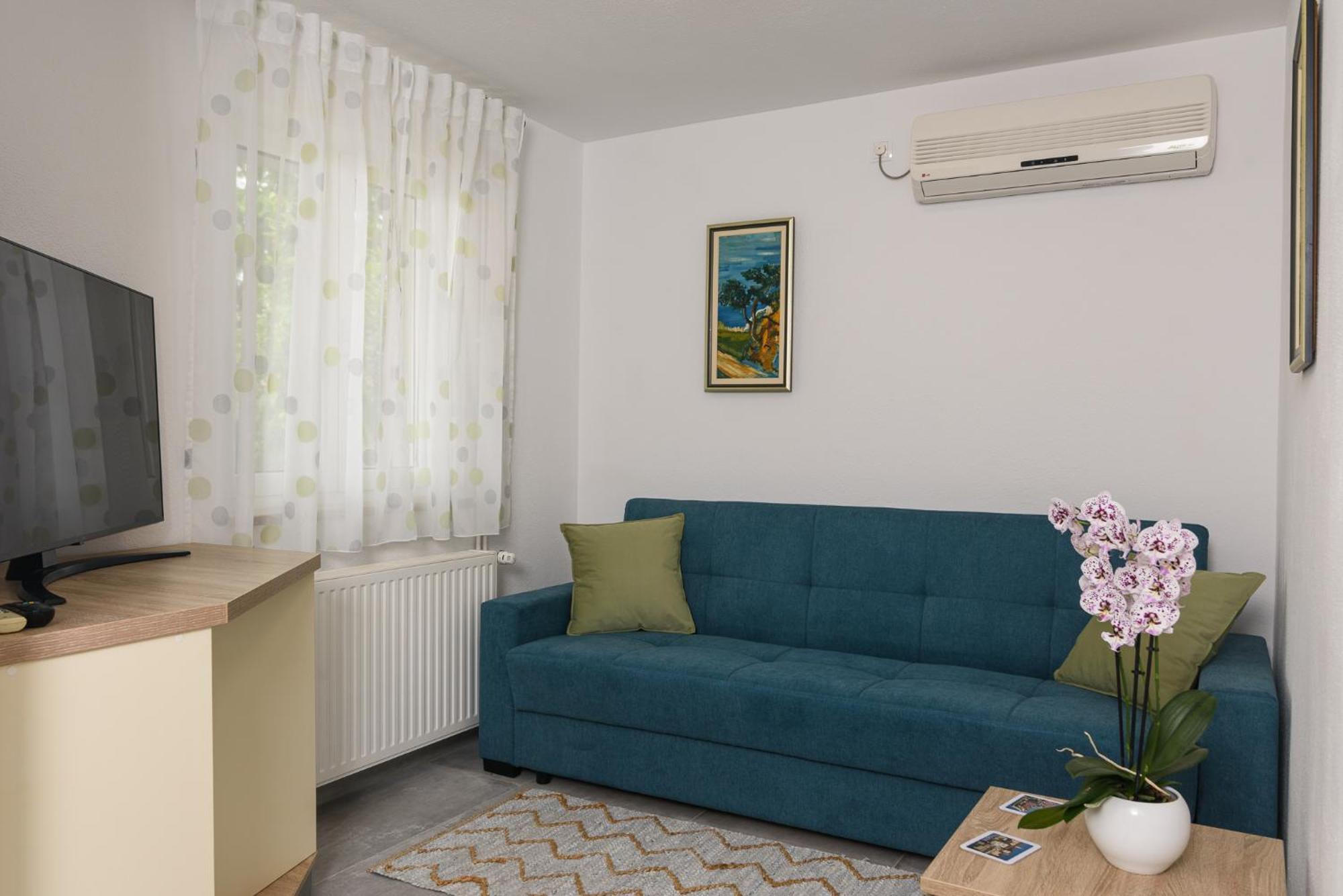 Apartman Karic โตรกีร์ ภายนอก รูปภาพ