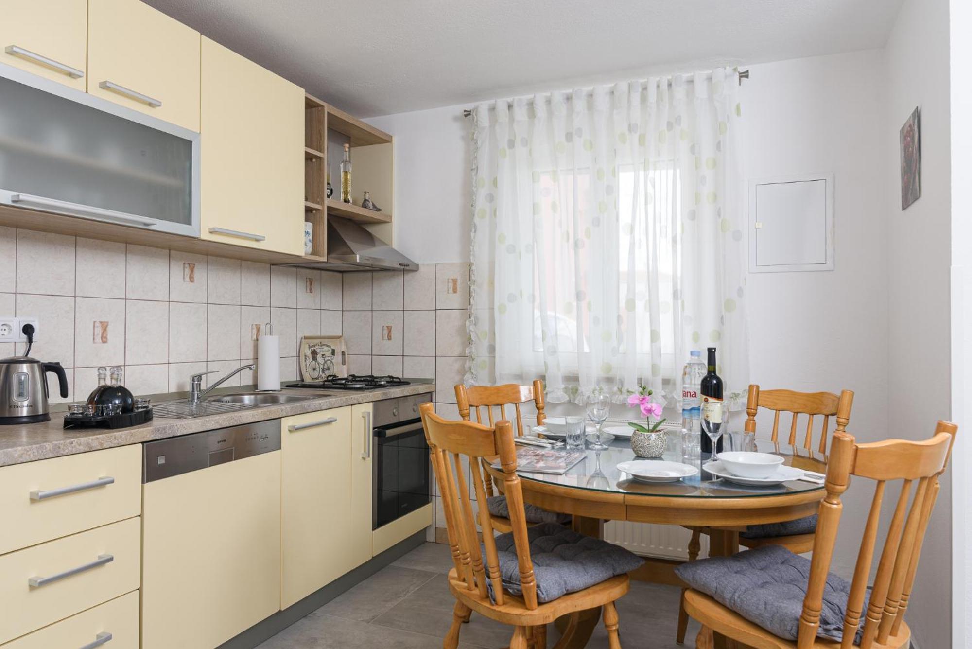 Apartman Karic โตรกีร์ ภายนอก รูปภาพ