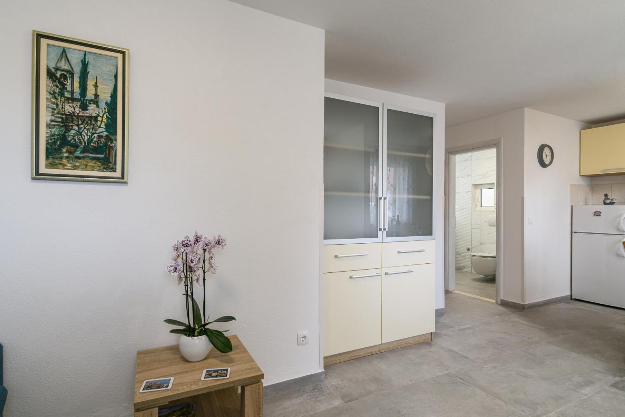 Apartman Karic โตรกีร์ ภายนอก รูปภาพ