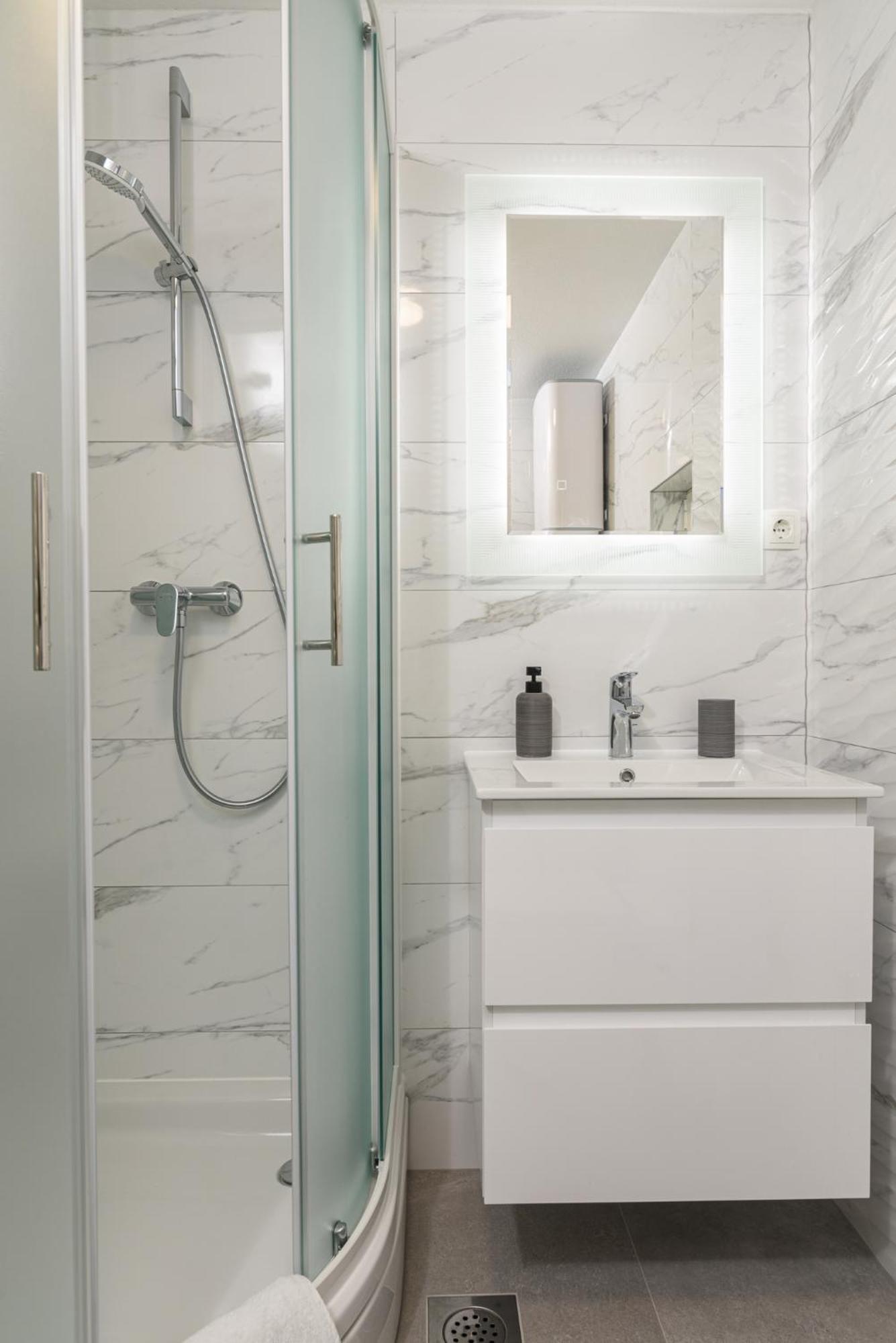 Apartman Karic โตรกีร์ ภายนอก รูปภาพ