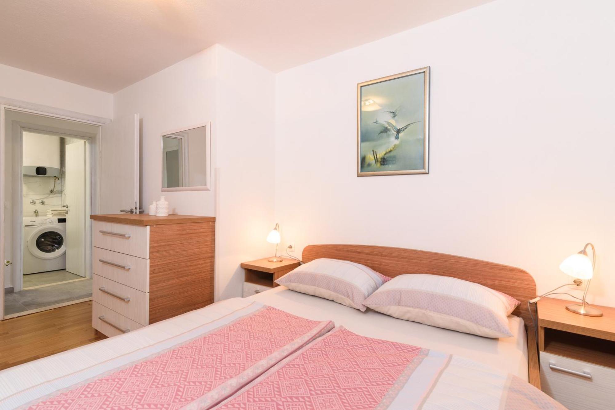 Apartman Karic โตรกีร์ ภายนอก รูปภาพ