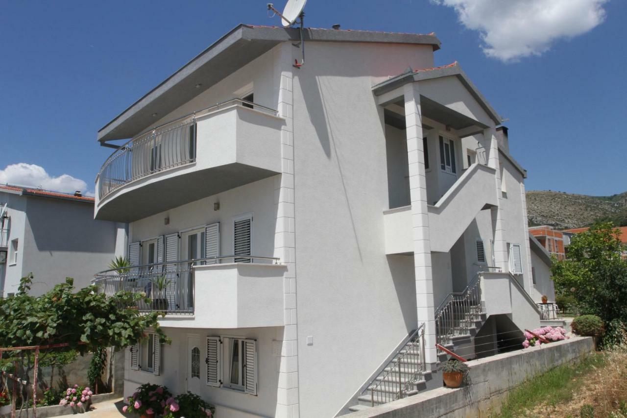 Apartman Karic โตรกีร์ ภายนอก รูปภาพ